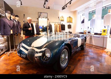 USAGE ÉDITORIAL SEUL le troisième concours annuel sur Savile Row a lieu à Londres. Date de la photo : mercredi 22 mai 2024. Comme la rue est couverte de tapis rouge et fermée à la circulation, l'événement de deux jours met en valeur le style britannique et le savoir-faire des maisons de couture de Savile Row, ainsi que des voitures rares et des conférences en direct. Le crédit photo devrait se lire comme suit : David Parry/PA Media Assignments Banque D'Images