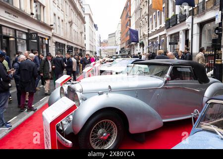 USAGE ÉDITORIAL SEUL LE Lagonda LG45 rapide 1937 de Charlie Watt présenté par Huntsman et Hagerty au troisième concours annuel sur Savile Row se déroule à Londres. Date de la photo : mercredi 22 mai 2024. Comme la rue est couverte de tapis rouge et fermée à la circulation, l'événement de deux jours met en valeur le style britannique et le savoir-faire des maisons de couture de Savile Row, ainsi que des voitures rares et des conférences en direct. Le crédit photo devrait se lire comme suit : David Parry/PA Media Assignments Banque D'Images