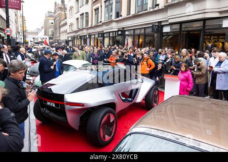 USAGE ÉDITORIAL SEUL le CALLUM Skye dévoilé lors du troisième concours annuel sur Savile Row a lieu à Londres. Date de la photo : mercredi 22 mai 2024. Comme la rue est couverte de tapis rouge et fermée à la circulation, l'événement de deux jours met en valeur le style britannique et le savoir-faire des maisons de couture de Savile Row, ainsi que des voitures rares et des conférences en direct. Le crédit photo devrait se lire comme suit : David Parry/PA Media Assignments Banque D'Images