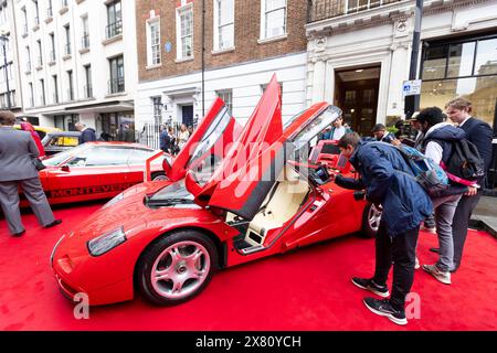 USAGE ÉDITORIAL SEUL le troisième concours annuel sur Savile Row a lieu à Londres. Date de la photo : mercredi 22 mai 2024. Comme la rue est couverte de tapis rouge et fermée à la circulation, l'événement de deux jours met en valeur le style britannique et le savoir-faire des maisons de couture de Savile Row, ainsi que des voitures rares et des conférences en direct. Le crédit photo devrait se lire comme suit : David Parry/PA Media Assignments Banque D'Images