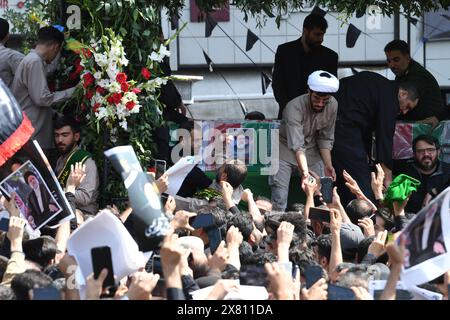 Téhéran, Iran. 22 mai 2024. Les gens assistent à un événement commémoratif organisé à Téhéran, Iran, le 22 mai 2024 pour le regretté Président Ebrahim Raisi, le regretté Ministre des Affaires étrangères Hossein Amir-Abdollahian et d'autres personnes. Crédit : Shadati/Xinhua/Alamy Live News Banque D'Images