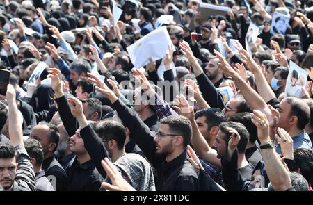 Téhéran, Iran. 22 mai 2024. Les gens assistent à un événement commémoratif organisé à Téhéran, Iran, le 22 mai 2024 pour le regretté Président Ebrahim Raisi, le regretté Ministre des Affaires étrangères Hossein Amir-Abdollahian et d'autres personnes. Crédit : Shadati/Xinhua/Alamy Live News Banque D'Images