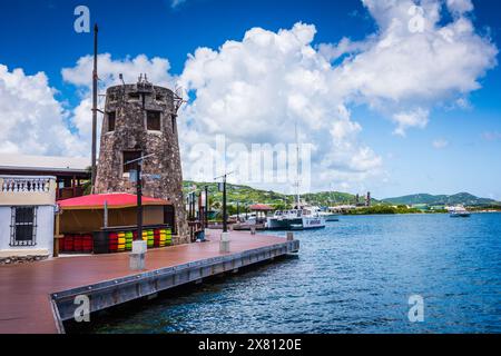 Croix, Îles Vierges américaines - 8 septembre 2016 : Colorful Boardwalk entoure le rivage à Chrstiansted, en Croix, USVI. Banque D'Images