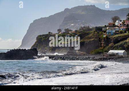 Madère le long de la promenade balnéaire de Funchal vue sur la côte, baignée par l'océan Atlantique et les plantes exotiques Banque D'Images