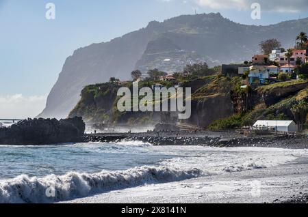 Madère le long de la promenade balnéaire de Funchal vue sur la côte, baignée par l'océan Atlantique et les plantes exotiques Banque D'Images