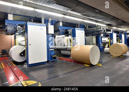 Les rouleaux de papier et de machines d'impression offset dans une grande boutique d'impression pour la production de journaux et magazines Banque D'Images