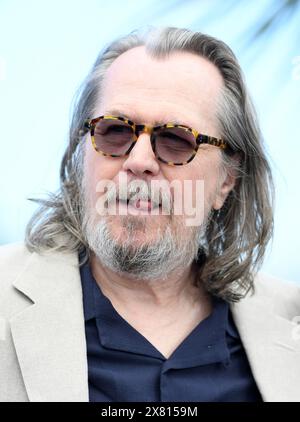 Cannes, France. 22 mai 2024. L'acteur britannique Gary Oldman assiste à l'appel photo de Parthenope au 77e Festival de Cannes, en France, le mercredi 22 mai 2024. Photo de Rune Hellestad/ crédit : UPI/Alamy Live News Banque D'Images