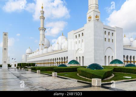 La vue nocturne captivante de la Grande Mosquée illuminée Sheikh Zayed à Abu Dhabi, aux Émirats arabes Unis, témoigne de l'architecture islamique inégalée, la réflectine Banque D'Images