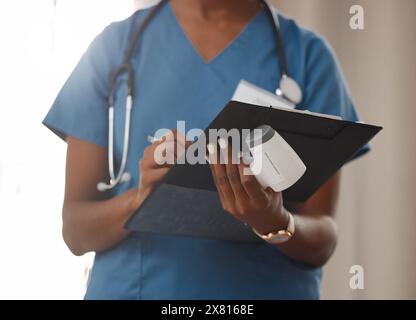 Soins de santé, femme et mains avec presse-papiers et thermomètre en gros plan pour la fièvre ou le protocole covid. Femme, infirmière et stéthoscope avec paperasse Banque D'Images