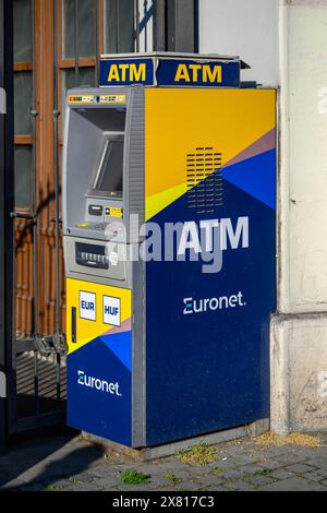Un distributeur automatique Euronet dans les rues de Budapest, Hongrie Banque D'Images