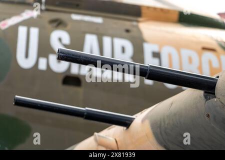 Une mitrailleuse dans l'aile de l'avion d'attaque Douglas A-1 Skyraider Banque D'Images