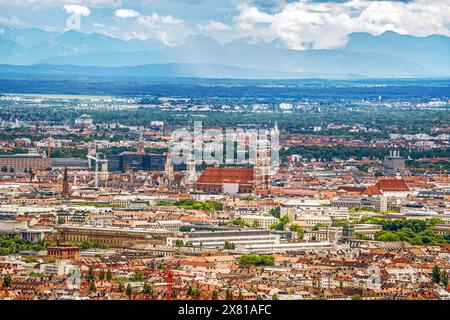 München mit Frauenkirche, Blick vom Olympiaturm bis zu den Alpen, 22. Mai 2024 Deutschland, München, 22. Mai 2024, Blick über die Frauenkirche bis zu den Alpen, Stadtzentrum München, Altstadt mit Rathausturm und Altem Peter, Aussicht von der Plattform des Olympiaturms in 192 Metern Höhe, Blickrichtung Süden, gute Fernsicht, der Olympiaturm schließt wegen Sanierung ab Juni 2024 für fast zwei Jahre, Wetter, Frühlingswetter, Bayern, Bayern, *** Munich avec Frauenkirche, vue de la Tour Olympique aux Alpes, 22 mai 2024 Allemagne, Munich, 22 mai 2024, vue de la Frauenkirche aux Alpes, Munich c Banque D'Images