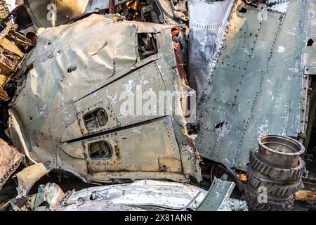 Pile de pièces en acier provenant du fuselage et des ailes d'un avion endommagé Banque D'Images