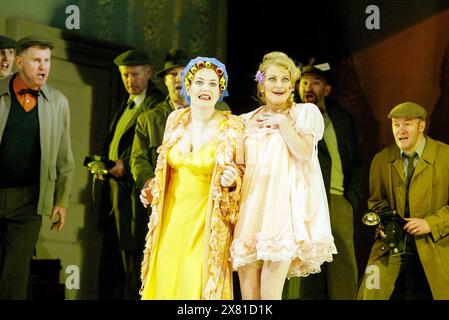 de gauche à droite : Emma Dogliani (Clorinda), Leah-Marian Jones (Thisbe) dans LA CENERENTOLA au Royal Opera, Covent Garden, Londres WC2 08/01/2003 musique : Gioachino Rossini livret : Jacopo Ferretti chef d'orchestre : Evelino Pido décors : Christian Fenouillat costumes : Agostino Cavalca éclairage : Christophe Forey réalisateurs : Moshe Leiser & Patrice Caurier Banque D'Images