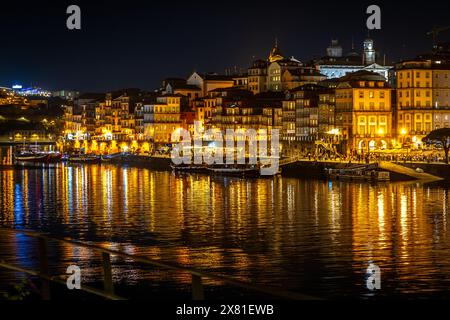 Rivière Douro et Cais da Ribeira la nuit Banque D'Images