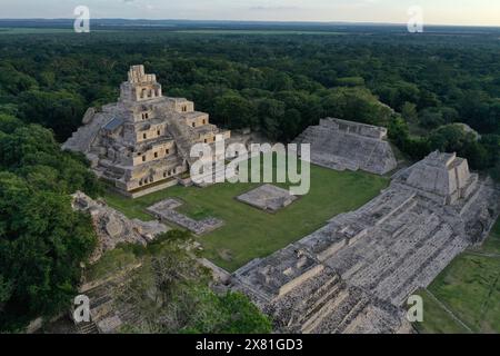 Edzna, Mexique, 13 décembre 2019, la zone archéologique d'Edzna est vue au coucher du soleil. Edzna est un ancien site maya. Le site est nommé Edzna d'après un groupe de mayas, appelés Itz‡s qui habitaient le site. Des sites tels que ceux-ci verront une augmentation spectaculaire du nombre de visiteurs si le train maya proposé va de l'avant. La ligne de train passe au-dessus de plus de 1700 sites connus d'importance archéologique au Mexique. Crédit : Lexie Harrison-Cripps Banque D'Images