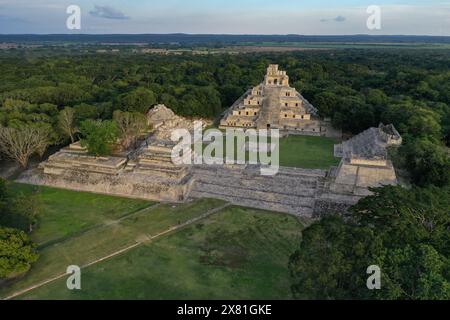 Edzna, Mexique, 13 décembre 2019, la zone archéologique d'Edzna est vue au coucher du soleil. Edzna est un ancien site maya. Le site est nommé Edzna d'après un groupe de mayas, appelés Itz‡s qui habitaient le site. Des sites tels que ceux-ci verront une augmentation spectaculaire du nombre de visiteurs si le train maya proposé va de l'avant. La ligne de train passe au-dessus de plus de 1700 sites connus d'importance archéologique au Mexique. Crédit : Lexie Harrison-Cripps Banque D'Images