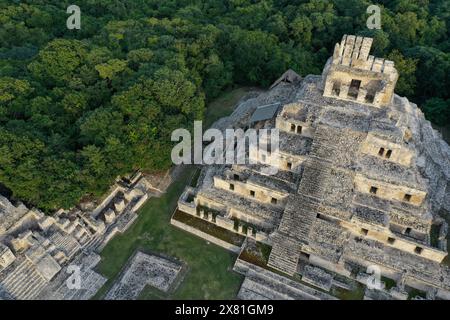 Edzna, Mexique, 13 décembre 2019, la zone archéologique d'Edzna est vue au coucher du soleil. Edzna est un ancien site maya. Le site est nommé Edzna d'après un groupe de mayas, appelés Itz‡s qui habitaient le site. Des sites tels que ceux-ci verront une augmentation spectaculaire du nombre de visiteurs si le train maya proposé va de l'avant. La ligne de train passe au-dessus de plus de 1700 sites connus d'importance archéologique au Mexique. Crédit : Lexie Harrison-Cripps Banque D'Images