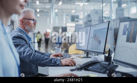 Portrait d'un ingénieur industriel d'âge moyen développant des modèles d'une industrie lourde pièces de machine sur un logiciel informatique 3D dans une usine. Centre de recherche et de développement technologique moderne. Banque D'Images