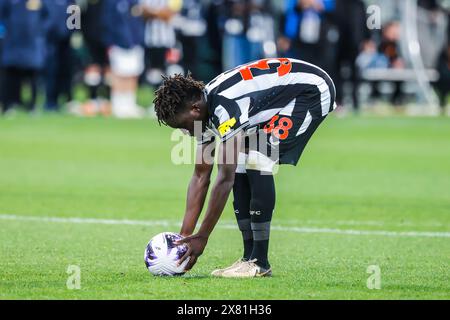 Melbourne, Victoria, Australie. 22 mai 2024. MELBOURNE, AUSTRALIE - 22 MAI : Garang Kuol de Newcastle United prenant un penalty alors qu'il jouait à Tottenham Hotspur pendant la semaine mondiale du football au Melbourne Cricket Ground le 22 mai 2024 à Melbourne, Australie (image crédit : © Chris Putnam/ZUMA Press Wire) USAGE ÉDITORIAL SEULEMENT ! Non destiné à UN USAGE commercial ! Crédit : ZUMA Press, Inc/Alamy Live News Banque D'Images