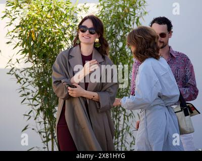 Cannes, France, 22 mai 2024. L'actrice Marie Gillain (à gauche) à l'entrée latérale du centre du festival de Cannes sur le chemin de l'appel photo. Crédits : Walter Gilgen crédit : Walter Gilgen/Alamy Live News Banque D'Images