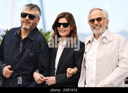 Cannes, France. 22 mai 2024. Le réalisateur français Christophe honore (G), l'actrice française Chiara Mastroianni (C) et l'acteur français Fabrice Luchini posent lors d'un appel photo pour le film Marcello Mio au 77e Festival de Cannes, dans le sud de la France, le 22 mai 2024. Crédit : Gao Jing/Xinhua/Alamy Live News Banque D'Images