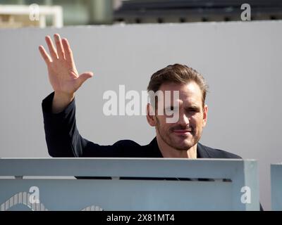 Cannes, France, 22 mai 2024. L'acteur Matt Dillon vient d'arriver à l'entrée latérale du centre du festival de Cannes. Il est sur le chemin de l'appel photo. Crédits : Walter Gilgen crédit : Walter Gilgen/Alamy Live News Banque D'Images