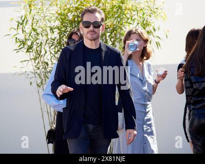 Cannes, France, 22 mai 2024. L'acteur Matt Dillon vient d'arriver à l'entrée latérale du centre du festival de Cannes. Il est sur le chemin de l'appel photo. Crédits : Walter Gilgen crédit : Walter Gilgen/Alamy Live News Banque D'Images