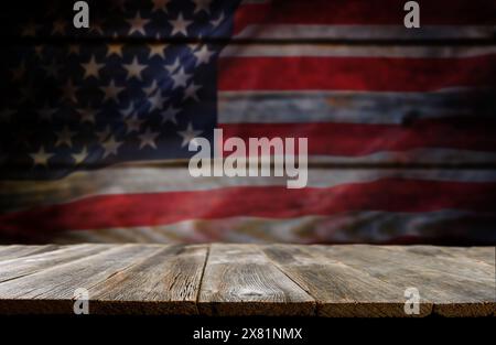 4 juillet Independence Day Background. Table de planche en bois vide avec drapeau américain des États-Unis et feux d'artifice étincelants brûlants. Heureux travail, indépendance Or Banque D'Images