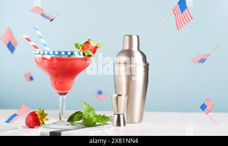 4 juillet arrière-plan des vacances. Cocktail patriotique et vol ou lévitation USA boules de papier décoratif et petits drapeaux, couleurs rouge, bleu et blanc AME Banque D'Images