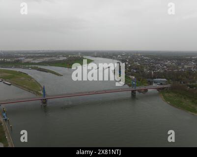 Le Friedrich-Ebert-Brucke est un pont à haubans pour la circulation routière sur le Rhin près de la ville allemande de Duisbourg. Banque D'Images