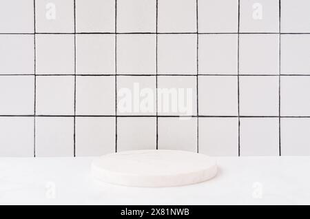 Podium rond en marbre blanc pour les produits de bain dans la salle de bains, shampooing spa, gel douche, savon liquide. Place, arrière-plan pour les cosmétiques. Vue avant. Copier sp Banque D'Images