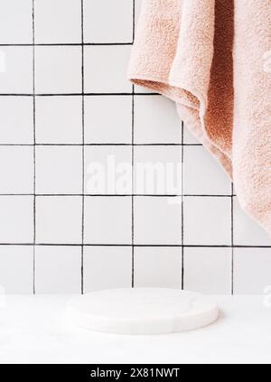 Podium rond en marbre blanc pour les produits de bain dans la salle de bains, shampooing spa, gel douche, savon liquide. Place, arrière-plan pour les cosmétiques. Vue avant. Copier sp Banque D'Images