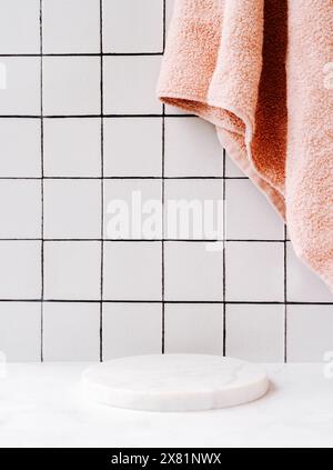 Podium rond en marbre blanc pour les produits de bain dans la salle de bains, shampooing spa, gel douche, savon liquide. Place, arrière-plan pour les cosmétiques. Vue avant. Copier sp Banque D'Images