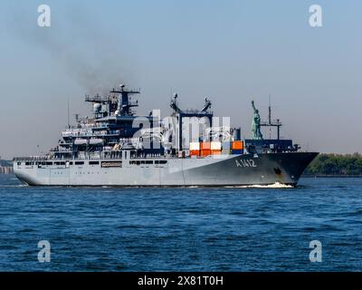 New York, New York, États-Unis. 22 mai 2024. Le navire de ravitaillement de classe berlinoise FGS Frankfurt am main (A-1412) en provenance d'Allemagne passe devant la Statue de la liberté. Le début des célébrations du Memorial Day à New York commence avec la parade des navires sur le fleuve Hudson. (Crédit image : © Carlos Chiossone/ZUMA Press Wire) USAGE ÉDITORIAL SEULEMENT! Non destiné à UN USAGE commercial ! Crédit : ZUMA Press, Inc/Alamy Live News Banque D'Images