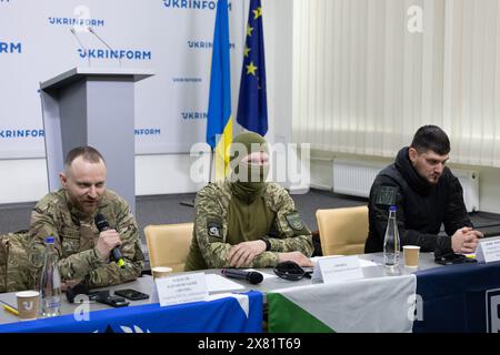 Volontaire de la Légion de la liberté de Russie Oleksiy Baranovsky surnommé 'Lyutik', combattant du 'Bataillon Sibérien' surnommé 'Kholod' et commandant du 'corps des volontaires russes (RDK) Denis 'Whiterex' assister à une conférence de presse conjointe avec des combattants russes alignés avec l'Ukraine, à Kiev. Le groupe conjoint de combattants russes alignés sur l'Ukraine du «corps des volontaires russes russes» (RDK), du «bataillon sibérien» et de la «Légion de la liberté de Russie» a mené des raids transfrontaliers dans les régions russes de Belgorod et de Koursk en mars 2024. Banque D'Images