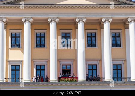 Oslo, Norvège. 17 mai 2024. La famille royale norvégienne accueille les gens depuis le balcon du Palais Royal lors de la Journée de la Constitution norvégienne à Oslo. (G-d) mette-Marit, Princesse héritière de Norvège, Princesse Ingrid Alexandra, Haakon, Prince héritier de Norvège, Reine Sonja de Norvège et Roi Harald V. (crédit photo : Gonzales photo - Stian S. Moller). Banque D'Images