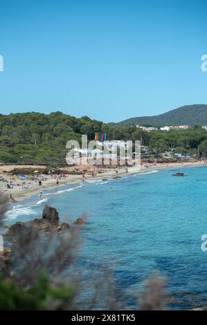 Cala Nova, Ibiza : 2024 mai 12 : Panorama sur la plage touristique de Cala Nova sur l'île d'Ibiza en été 2024. Banque D'Images