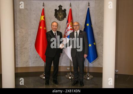 Belgrade, Serbie. 21 mai 2024. Yin Li, membre du Bureau politique du Comité central du Parti communiste chinois (PCC) et secrétaire du Comité municipal de Beijing du PCC, rencontre Milos Vucevic, président du Parti progressiste serbe (SNS) et premier ministre de Serbie à Belgrade, Serbie, le 21 mai 2024. A l’invitation du SNS, une délégation du PCC conduite par Yin Li s’est rendue en Serbie du lundi au mardi. Crédit : Shi Zhongyu/Xinhua/Alamy Live News Banque D'Images