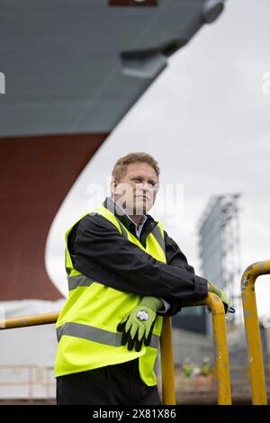 Le secrétaire à la Défense Grant Shapps visite BAE Systems à Glasgow, rencontre le personnel et les apprentis, observant les progrès significatifs de la production de navires de guerre. Banque D'Images