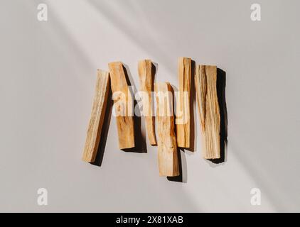 Bâtons en bois Palo Santo sur fond clair. Aromathérapie et rites religieux et méditations. Palo santo bâton pour la cérémonie de purification. Vue de dessus. Banque D'Images