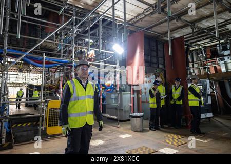 Le secrétaire à la Défense Grant Shapps visite BAE Systems à Glasgow, rencontre le personnel et les apprentis, observant les progrès significatifs de la production de navires de guerre. Banque D'Images