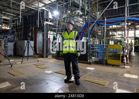 Le secrétaire à la Défense Grant Shapps visite BAE Systems à Glasgow, rencontre le personnel et les apprentis, observant les progrès significatifs de la production de navires de guerre. Banque D'Images