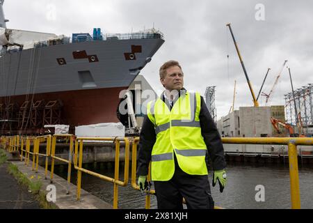 Le secrétaire à la Défense Grant Shapps visite BAE Systems à Glasgow, rencontre le personnel et les apprentis, observant les progrès significatifs de la production de navires de guerre. Banque D'Images
