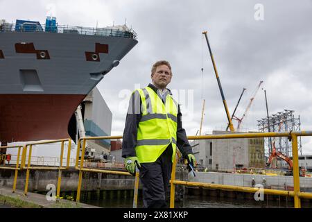 Le secrétaire à la Défense Grant Shapps visite BAE Systems à Glasgow, rencontre le personnel et les apprentis, observant les progrès significatifs de la production de navires de guerre. Banque D'Images
