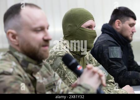 Kiev, Ukraine. 21 mars 2024. Un combattant du 'Bataillon Sibérien' surnommé 'Kholod' (C) assiste à une conférence de presse conjointe avec des combattants russes alignés avec l'Ukraine, à Kiev. Le groupe conjoint de combattants russes alignés sur l'Ukraine du 'corps des volontaires russes' (RDK), du 'Bataillon Sibérien' et de la 'Légion de la liberté de Russie' a mené des raids transfrontaliers dans les régions russes de Belgorod et de Koursk en mars 2024. (Crédit image : © Oleksii Chumachenko/SOPA images via ZUMA Press Wire) USAGE ÉDITORIAL SEULEMENT! Non destiné à UN USAGE commercial ! Banque D'Images