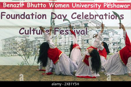 Les étudiantes présentent un tableau sur scène lors de la cérémonie de la Fondation Day de l'Université des femmes Shaheed Benazir Bhutto, qui se tient dans les locaux de l'université à Peshawar le mercredi 22 mai 2024. Banque D'Images