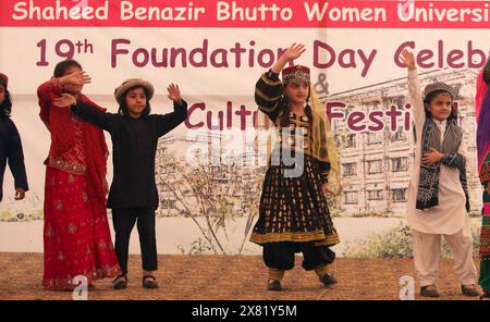 Les étudiantes présentent un tableau sur scène lors de la cérémonie de la Fondation Day de l'Université des femmes Shaheed Benazir Bhutto, qui se tient dans les locaux de l'université à Peshawar le mercredi 22 mai 2024. Banque D'Images