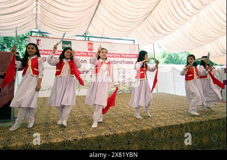 Les étudiantes présentent un tableau sur scène lors de la cérémonie de la Fondation Day de l'Université des femmes Shaheed Benazir Bhutto, qui se tient dans les locaux de l'université à Peshawar le mercredi 22 mai 2024. Banque D'Images