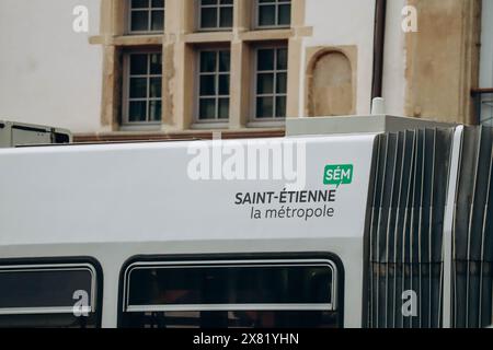 Saint Etienne, France - 30.12.2022 : fragment de tramway dans le centre de Saint Etienne Banque D'Images